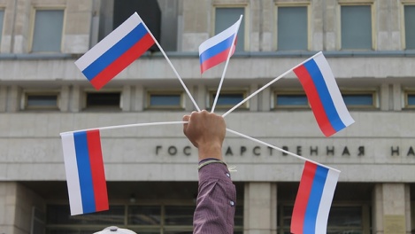 В омских школах по понедельникам начнут поднимать флаг под гимн России