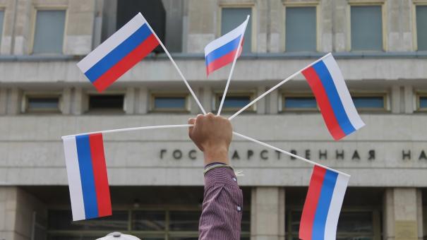 В омских школах по понедельникам начнут поднимать флаг под гимн России