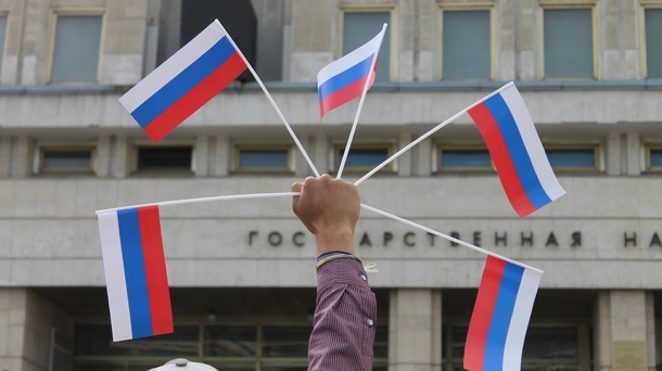 В омских школах по понедельникам начнут поднимать флаг под гимн России