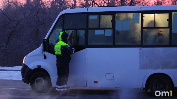 В Омске маршрутка снесла три припаркованные машины