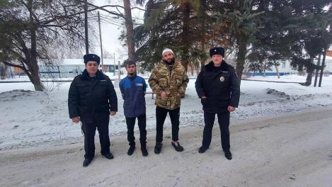 В снегу и без связи. Два омича в новогоднюю ночь чуть не замёрзли в лесу