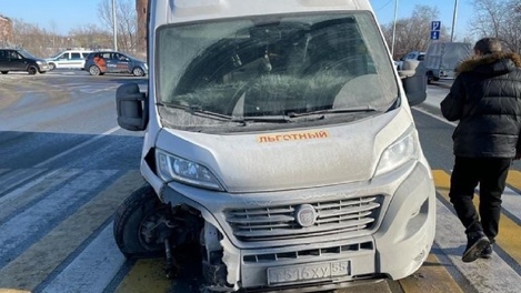 Страшные кадры. В Омске маршрутка с пассажирами разбилась в массовом ДТП. Видео