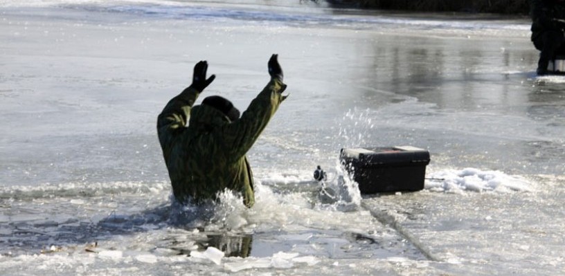 В Омской области бесстрашные рыбаки выезжают на лед на внедорожниках