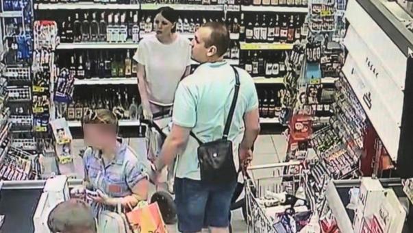 Двое омичей, которые украли чужую банковскую карту, попали на видео