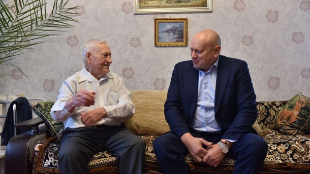 Глава города Сергей Шелест поздравил с днём рождения ветерана Великой Отечественной войны