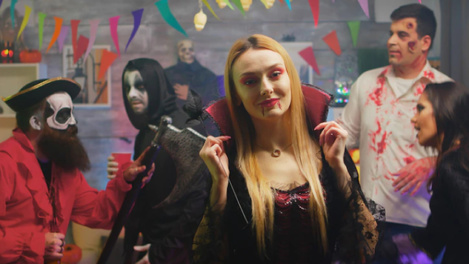 Кем нарядиться на Хэллоуин? Тест, который подберёт вам идеальный образ к празднику