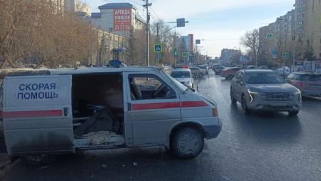 В центре Омска опрокинулась «скорая», полная женщин и детей