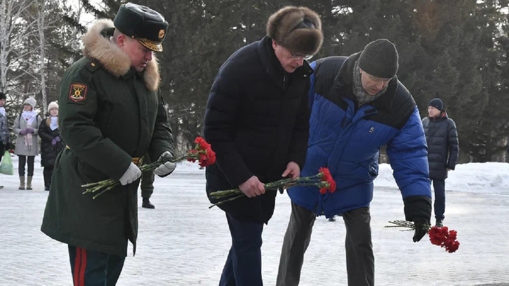 В омском парке Победы 23 февраля возложили цветы к Вечному огню