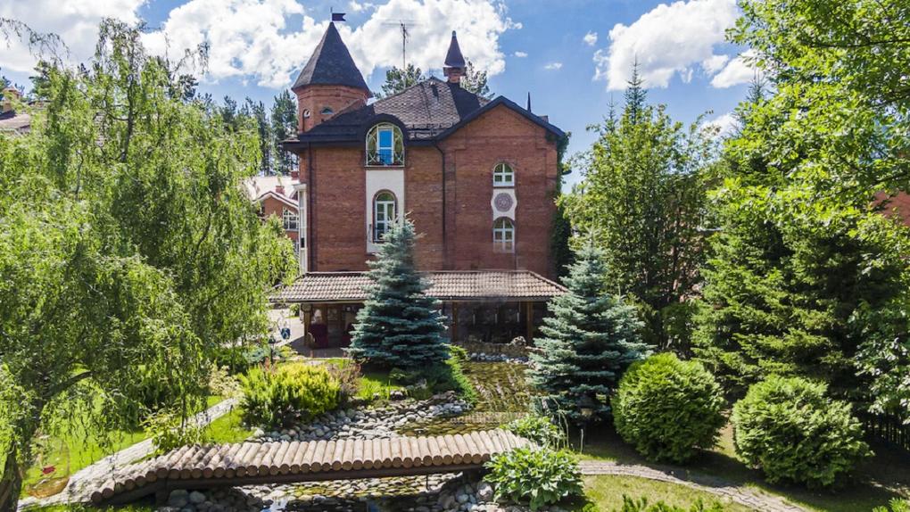 Элитный трёхэтажный замок-коттедж за 70 млн рублей продают в Новосибирске