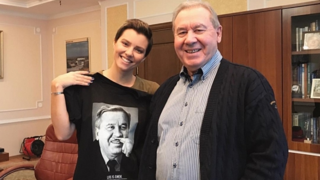Омский дизайнер запустила линию футболок с улыбающимся экс-губернатором Полежаевым