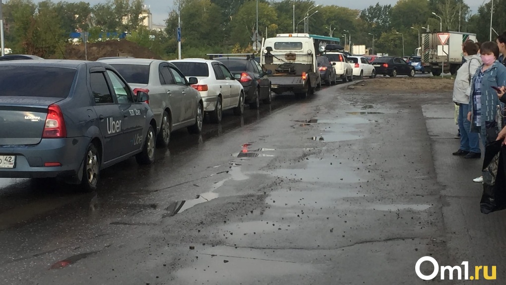 Как в западне: новосибирцы проклинают ежеутренние пробки из-за ремонта дороги на улице Петухова