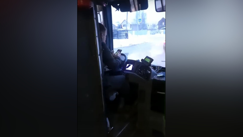 Водитель троллейбуса в Новосибирске смотрел TikTok за рулём