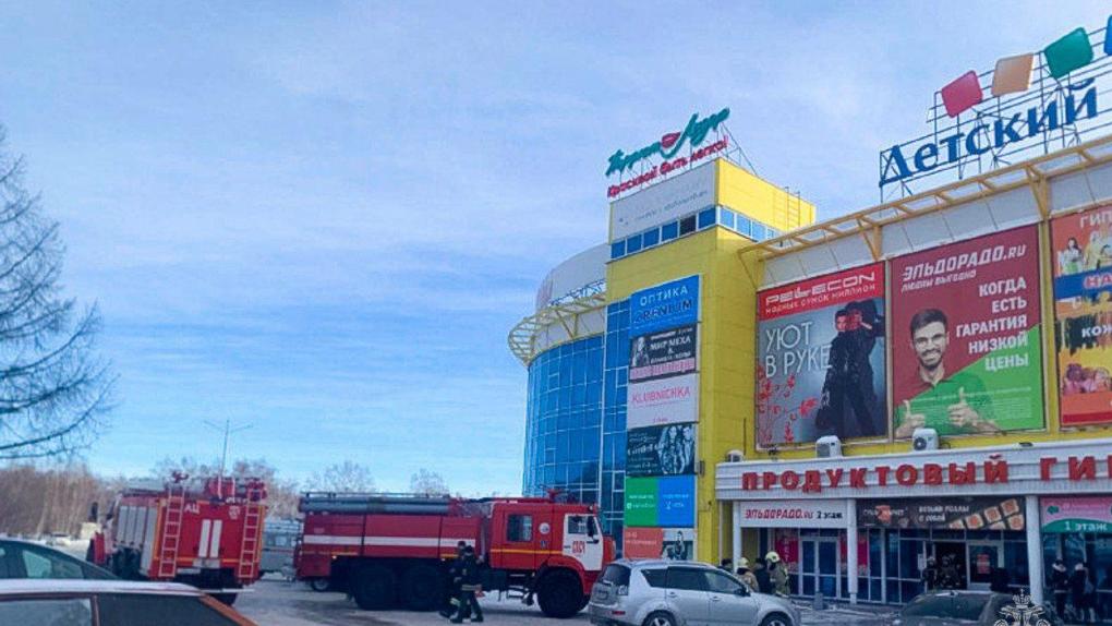 В Омске загорелся крупный ТЦ в Ленинском округе