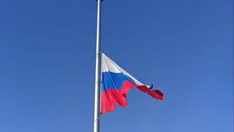 В Омске приспустили государственные флаги после теракта в «Крокусе»