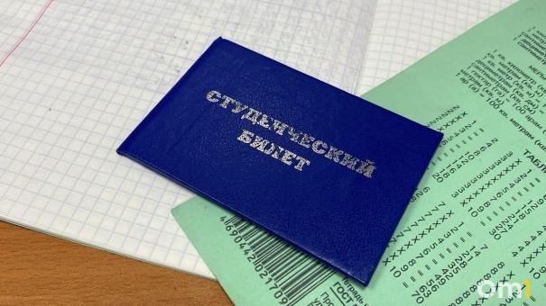 Омский частный вуз обвинили в использовании государственного герба на печати