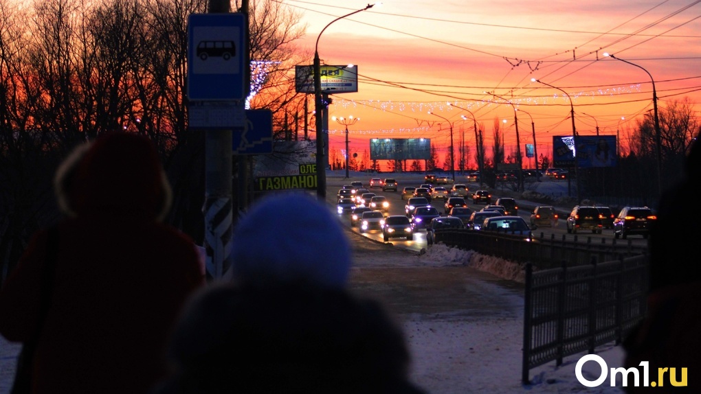 «Светофор слабо организовать?»: омичей возмутило изменение приоритета в движении у Ленинградского моста