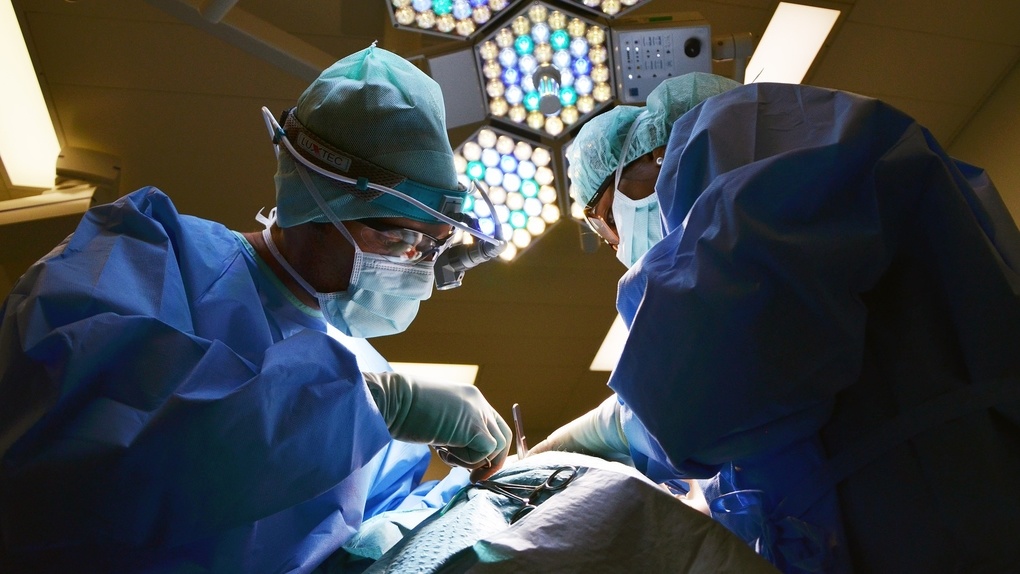 Новосибирские хирурги провели сложную операцию на сердце без наркоза