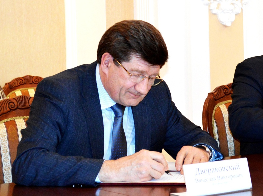 Мэр Омска Двораковский подписал документ о назначении второго первого зама