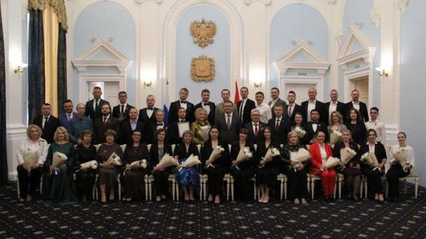 Губернатор Хоценко поздравил работников Омской филармонии с профессиональными наградами