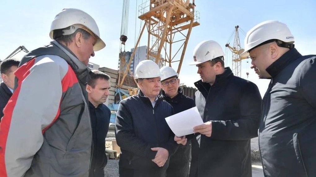 Виталий Хоценко вместе с мэром города посетили площадки двух строящихся школ