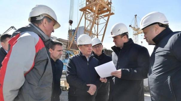 Виталий Хоценко вместе с мэром города посетили площадки двух строящихся школ