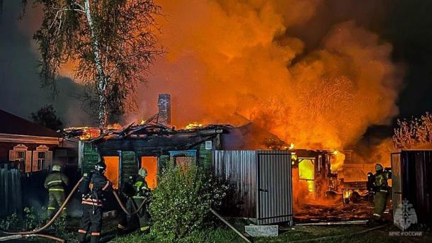 В Омске загорелся заброшенный дом — найден один погибший