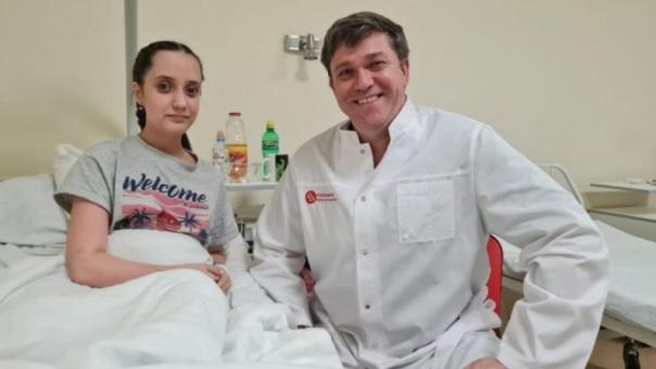 16-летнюю девушку с хрустальной болезнью прооперировали хирурги НИИТО в Новосибирске