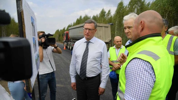 Александр Бурков проинспектировал ремонт автомобильной трассы Омск-Муромцево-Седельниково