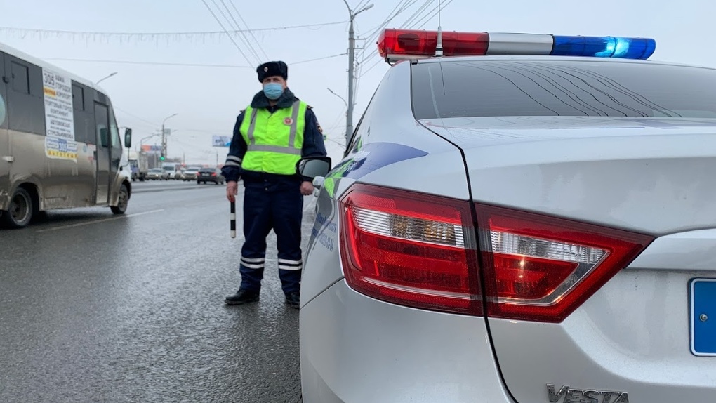 Омских водителей накажут за видеорегистраторы и наклейки на фары. Полный список новых штрафов с 1 марта