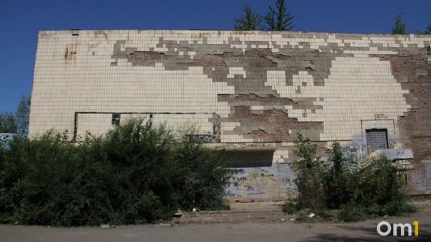 Заброшенный кинотеатр «Сатурн» в Омске хотят снести и перестроить