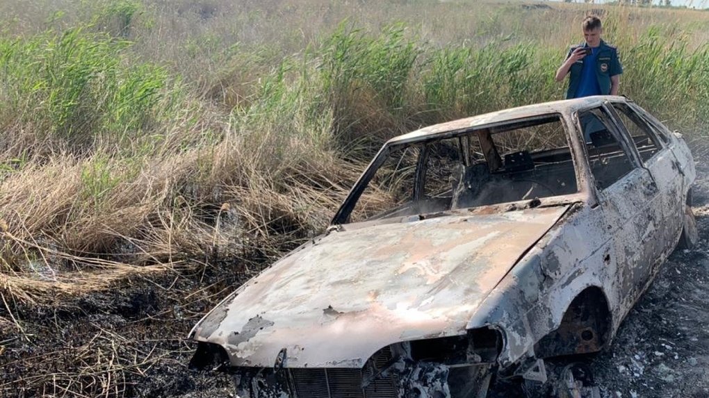 Следователи обнаружили труп 19-летнего юноши внутри сгоревшего автомобиля на озере Чаны под Новосибирском
