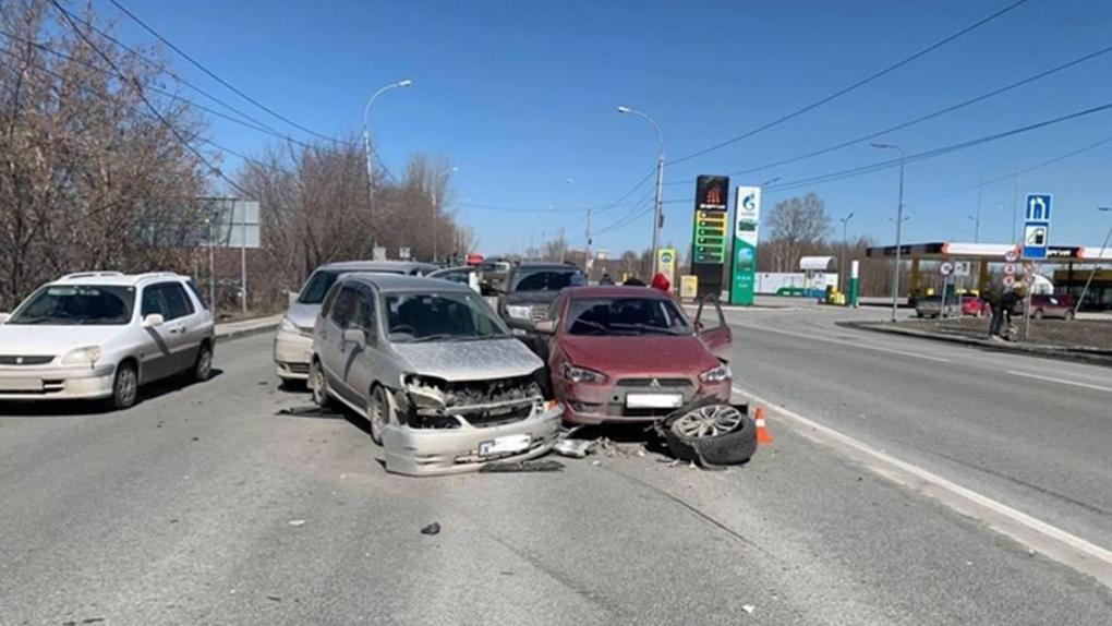В ДТП с пятью машинами на Советском шоссе пострадали три человека