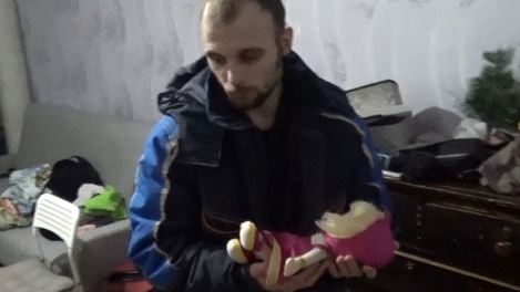 Мать избитого в Омске младенца рассказала, почему оставила детей с любовником со «справкой из психушки»