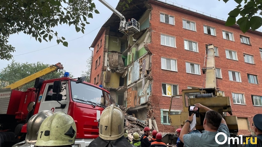 Окна закладывали блоками. Появились фото душевых, установленных в рухнувшей омской пятиэтажке