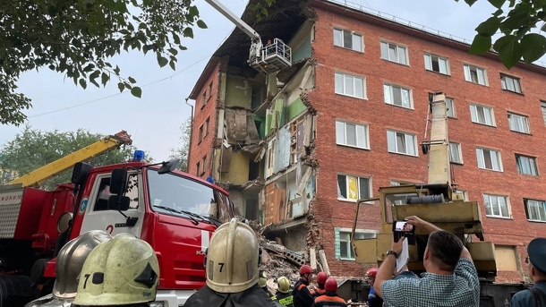 Окна закладывали блоками. Появились фото душевых, установленных в рухнувшей омской пятиэтажке