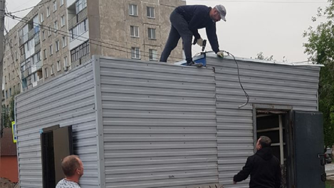 В Омске продолжают сносить незаконные ларьки
