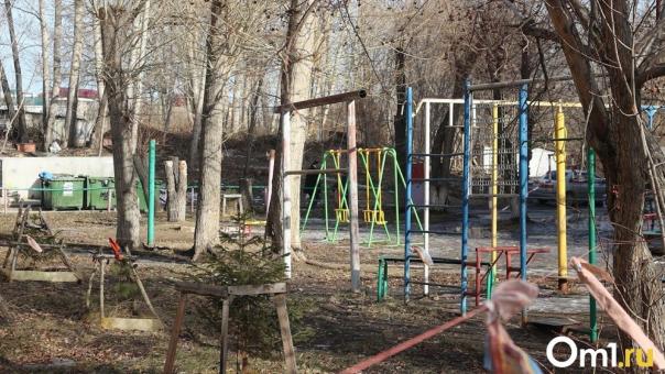 В Омске автовладельцы из детской площадки сделали самовольную парковку