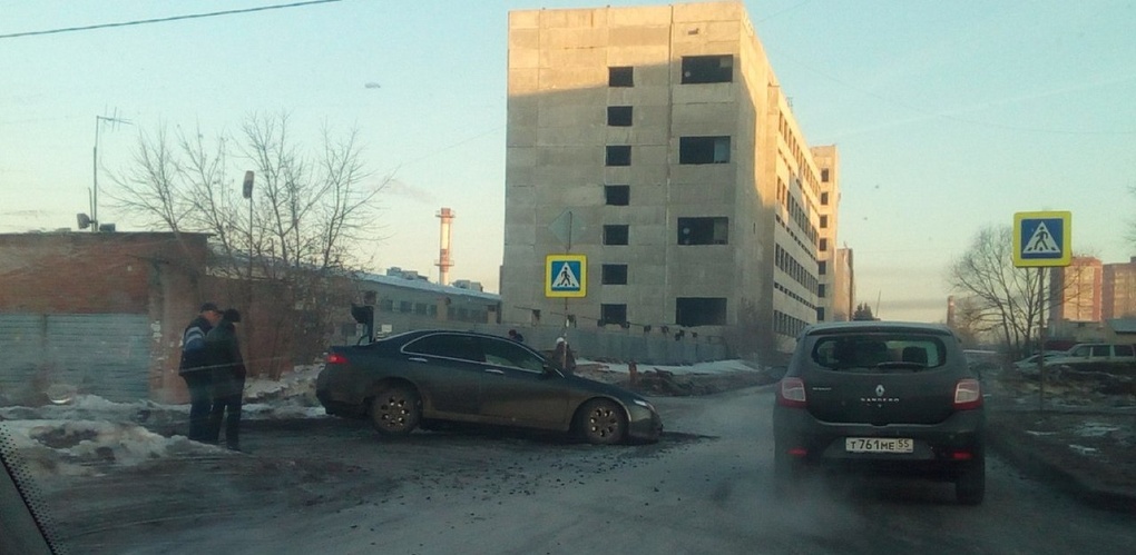 Очевидец омск. Провалился асфальт Омск. Машина в Омске провалилась под асфальт.