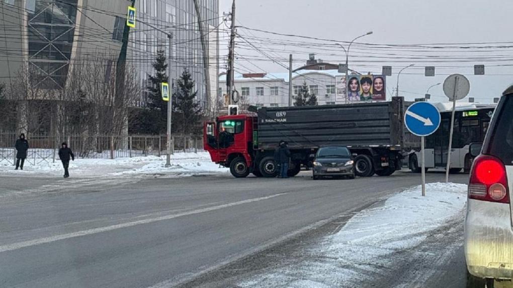 Новосибирск парализован в огромной пробке из-за мелкого ДТП с грузовиком