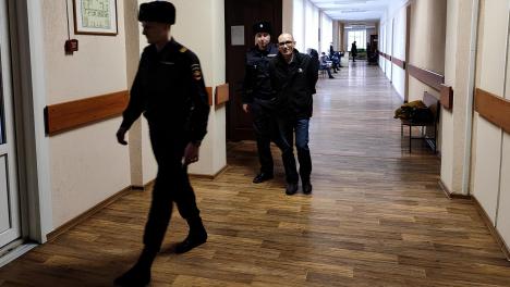 «Ко мне предвзято относятся»: омич пытался живьём сжечь рабочих в бытовке