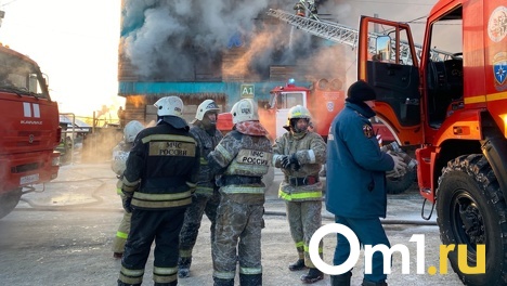 В Омске вспыхнул склад на Семиреченской