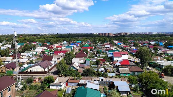 Две омские многодетные семьи получили землю без воды и электричества