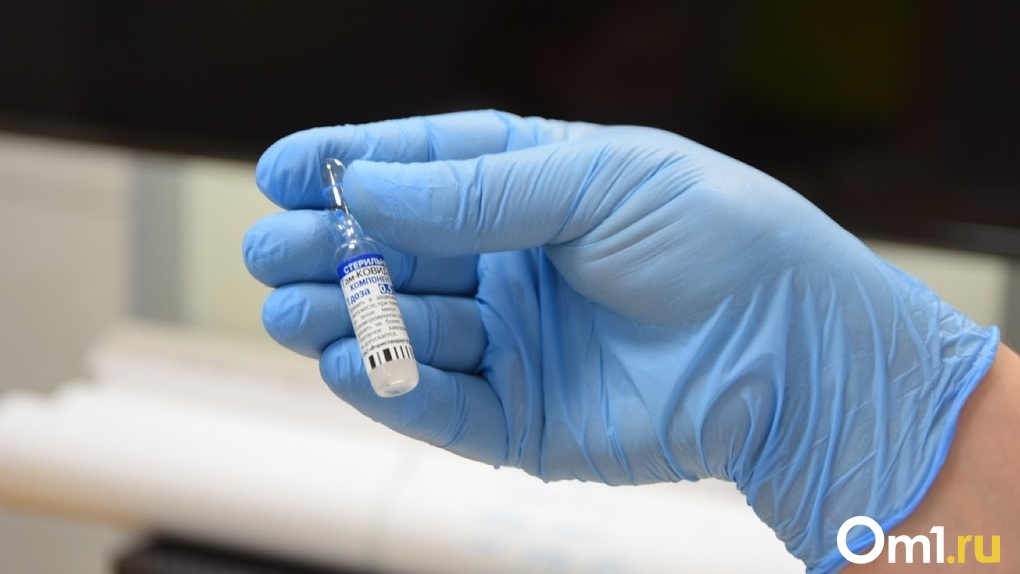 Спасёт от индийского штамма? Омскому депутату поставили новосибирскую вакцину «ЭпиВакКорону»