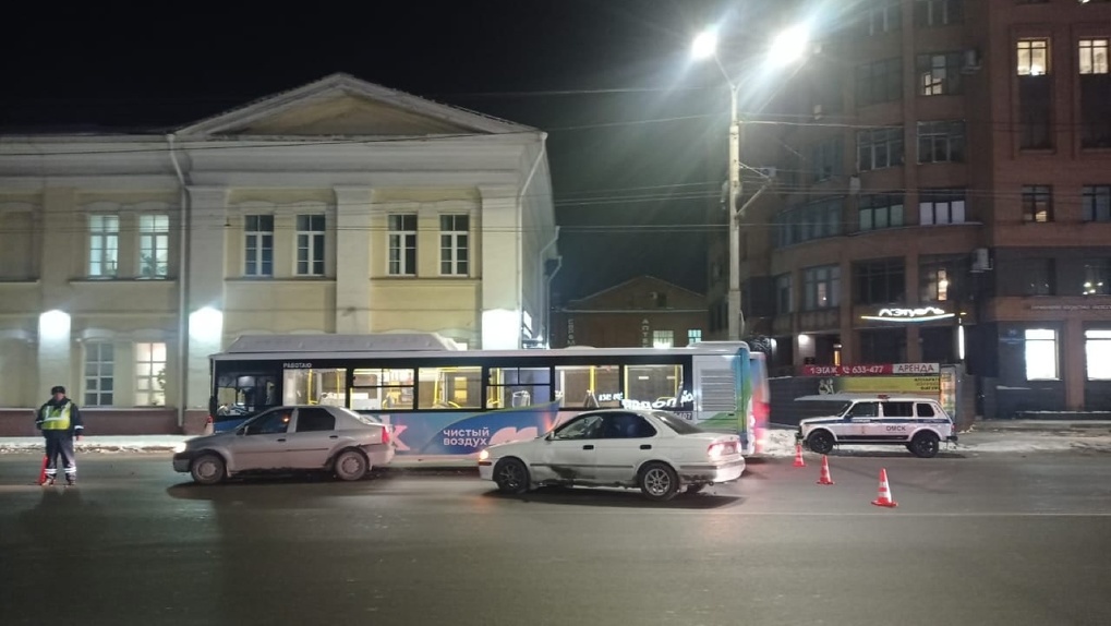 Автобус попал в аварию в Омске: пожилая женщина пострадала