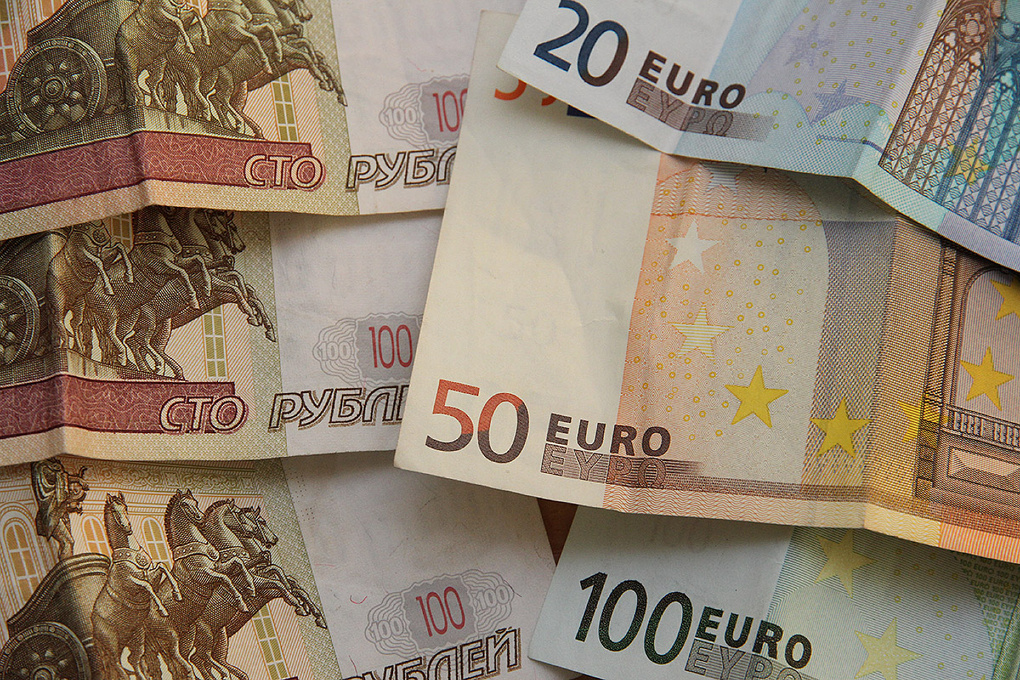 Рублевое пике: российская валюта обесценилась к доллару и евро по 10%