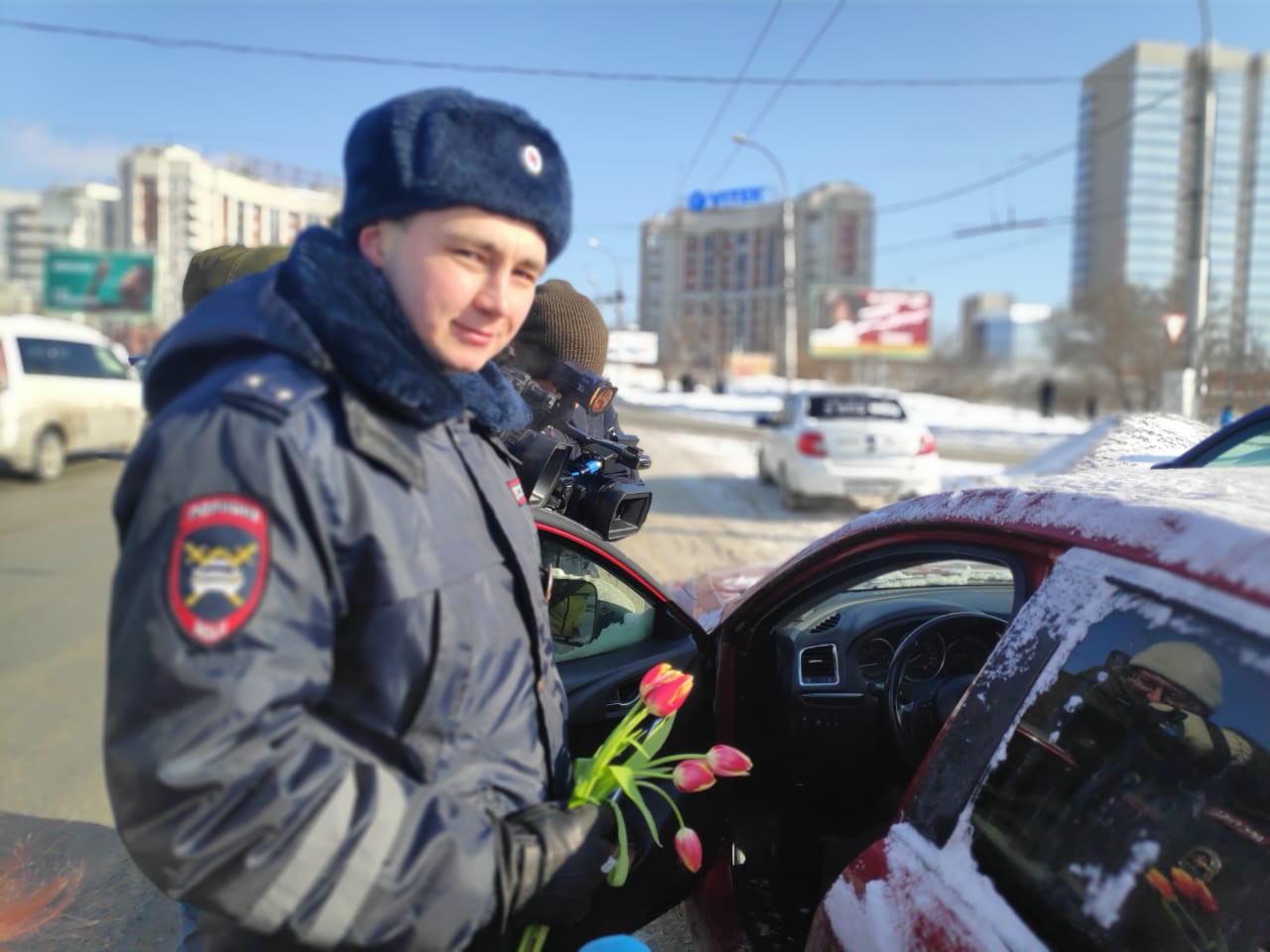 Новосибирск сотрудник дпс. Сотрудники ДПС Новосибирск. Инспектор ГАИ Новосибирск. Полицейский с цветами. Остановили ДПС Новосибирск.