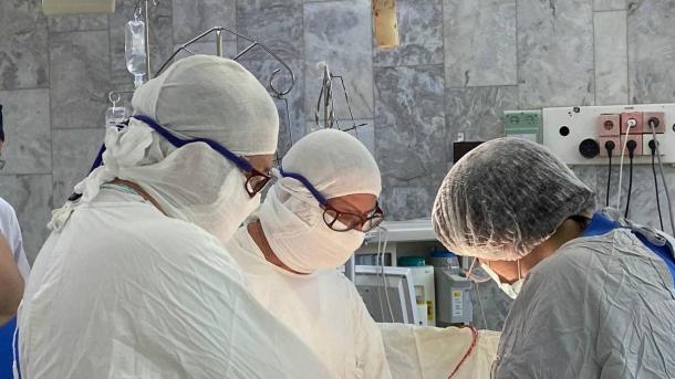 Омские врачи провели 10-часовую операцию, чтобы поставить пациентку на ноги