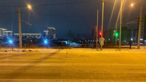 В Новосибирске автомобиль сбил подростка, переходившего дорогу на красный свет