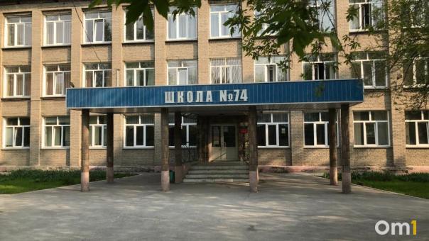 Школу в Новосибирске «окутал» дым: экстренно эвакуировали детей