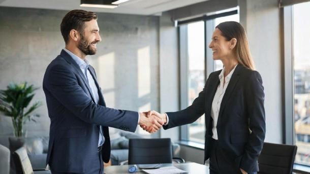 Рукопожатия передают смертельные инфекции? Профессор Бутенко назвал болезни, передающиеся через руки